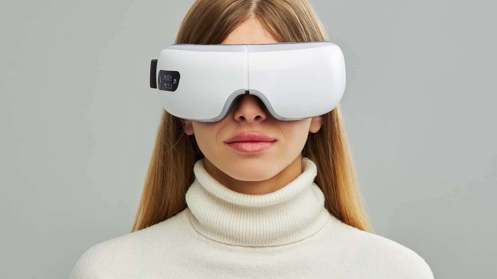 Frau in weißem Rollkragenpullover, die eine sleep.8 Brille trägt