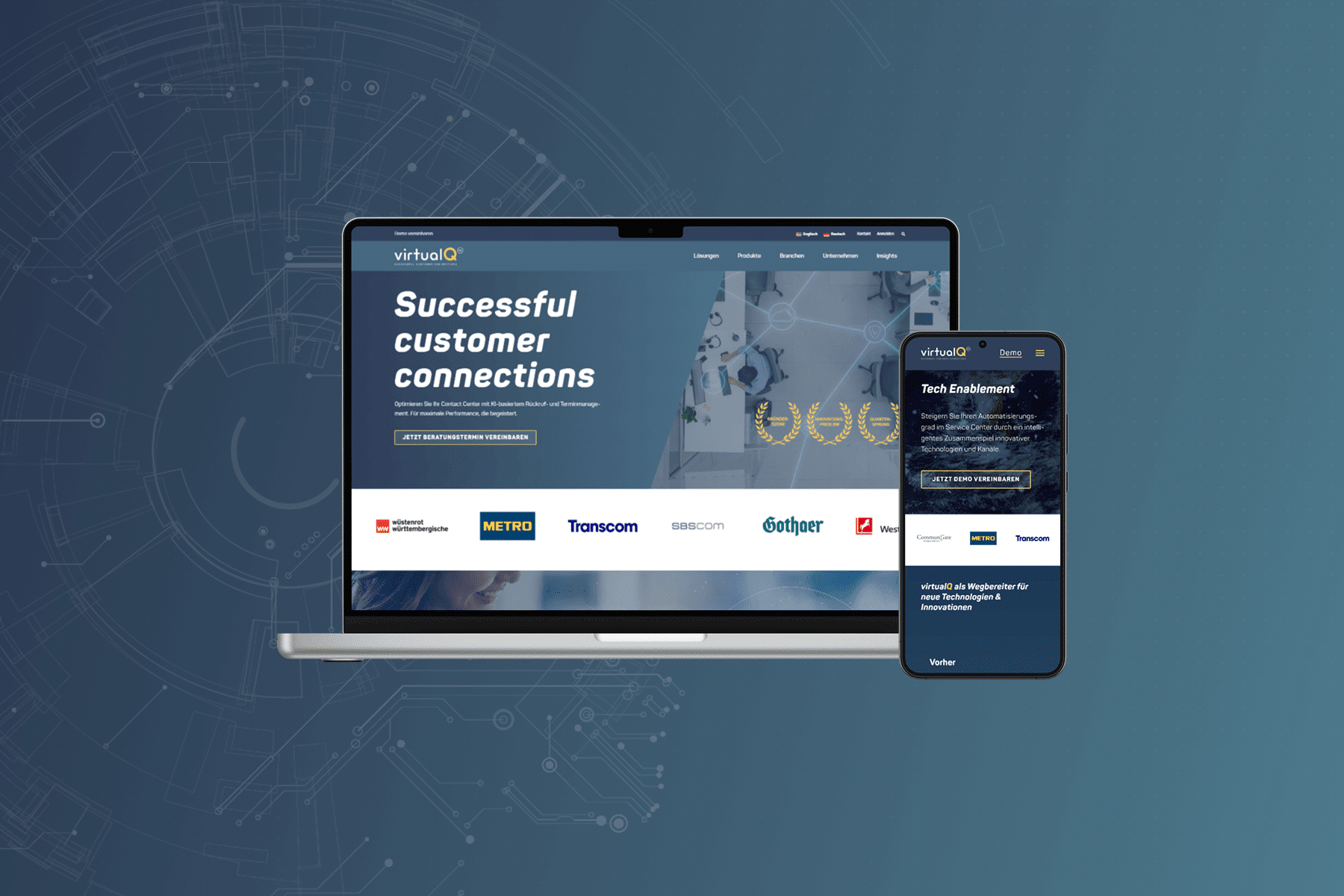 Aufgeklappter Laptop und recht stehendes Smartphone. Auf den Bildschirmen die Website von Virtual Q.