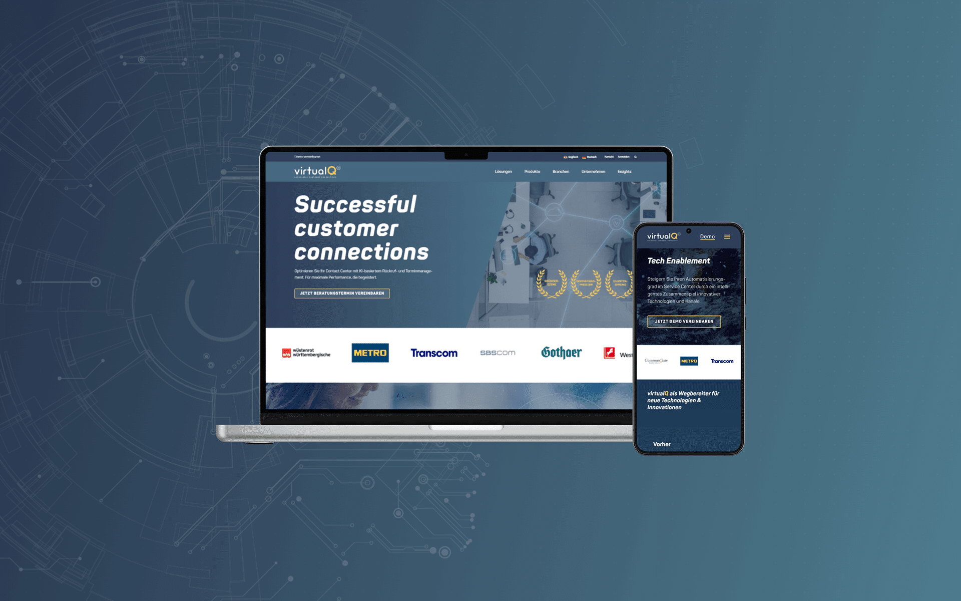Aufgeklappter Laptop und recht stehendes Smartphone. Auf den Bildschirmen die Website von Virtual Q.