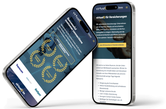 Zwei Smartphones. eines an das andere gelehnt. Auf deren Bildschirmen die Website von VirtualQ.